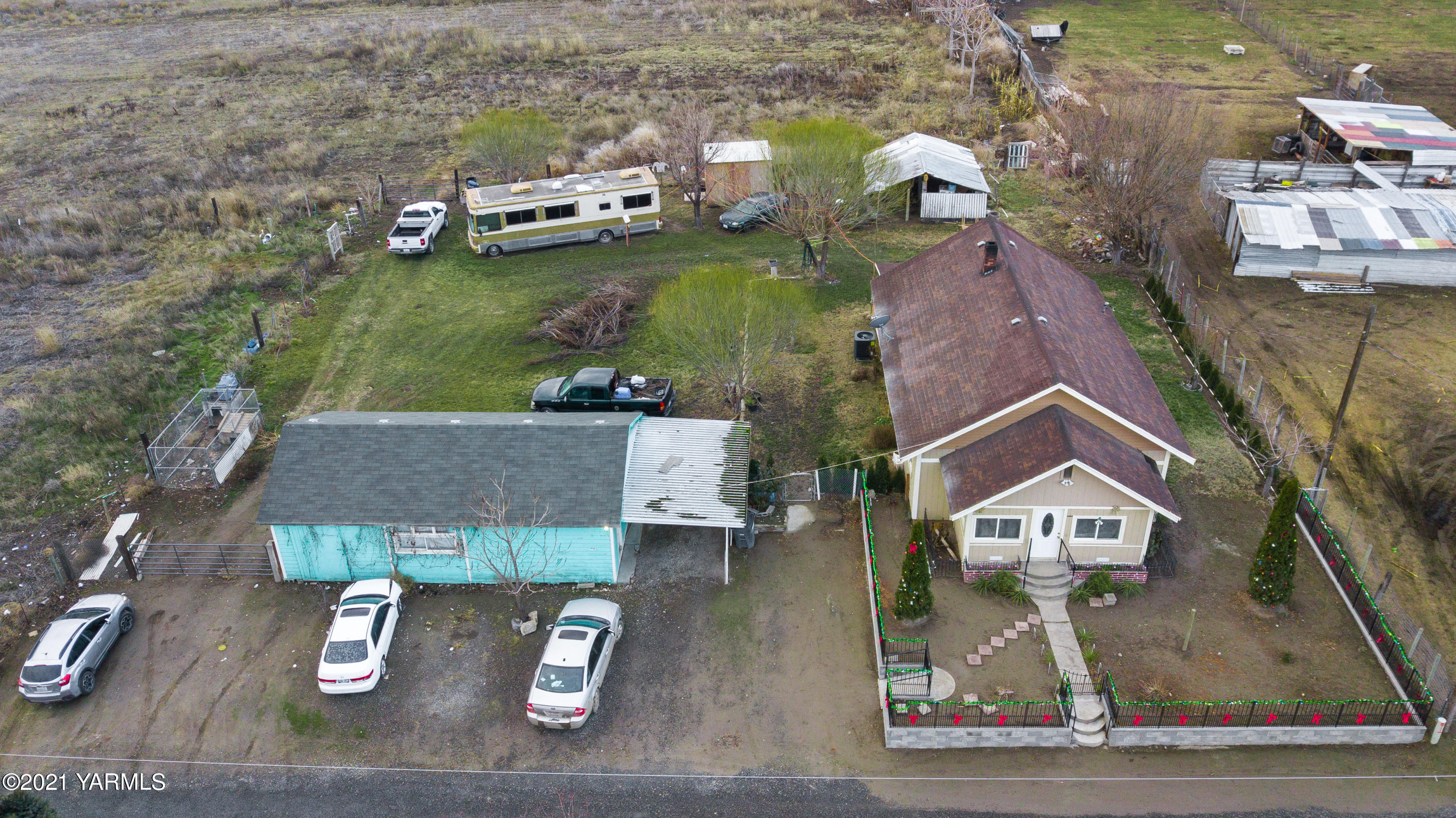 1007 Thornton Road Sunnyside, WA 98944 - Photo 9 of 9 an aerial view of a house with garden space and street view