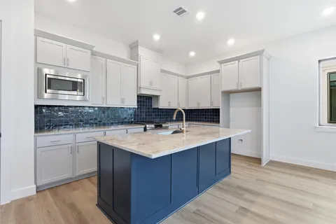 $749,900 | 1418 Caywood Lane, Unit B, Houston, TX 77055