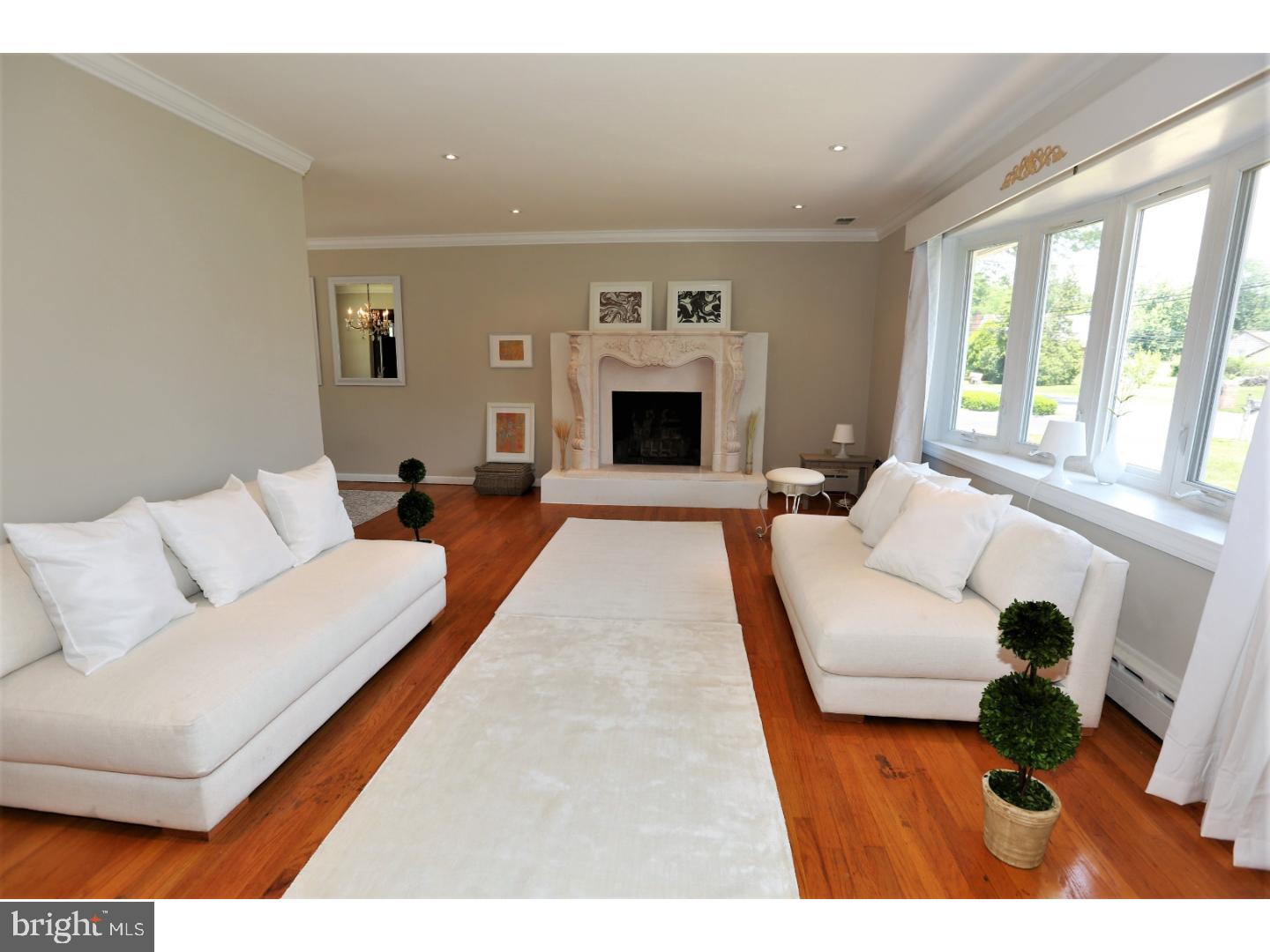 1376 Huron Road North Brunswick, NJ 08902 - Photo 3 of 19 Living Room