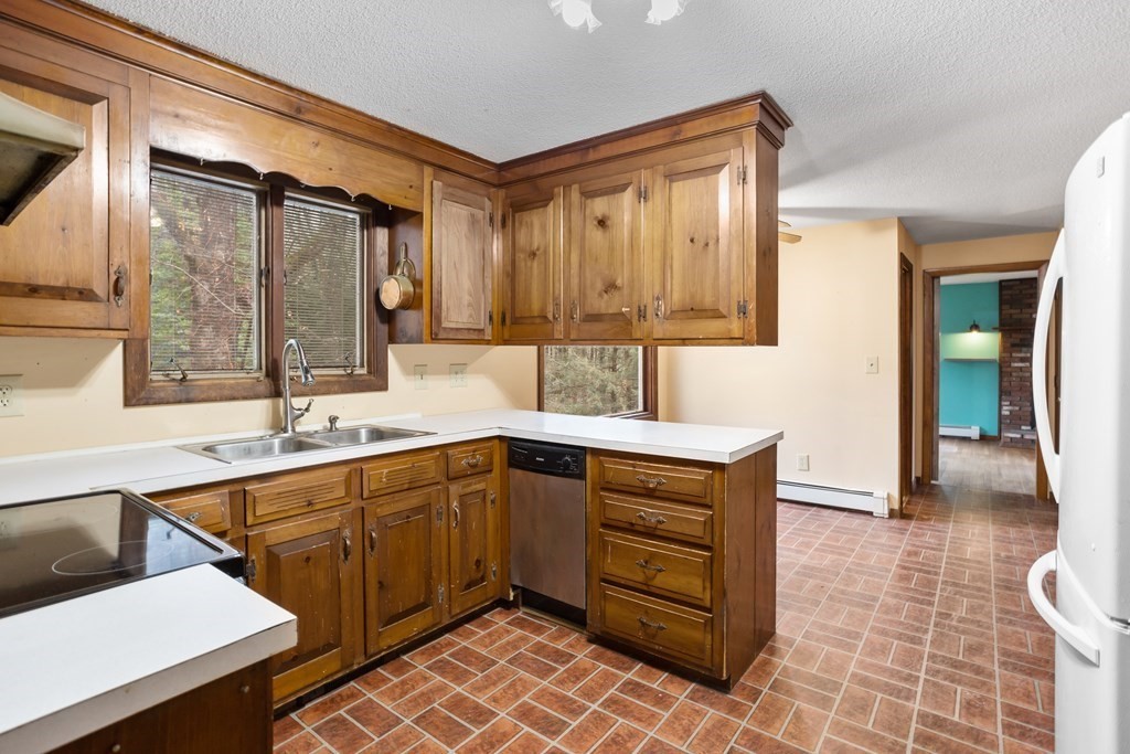 8 Howard Road Westford, MA 01886 - Photo 11 of 29 Gallery Image 11