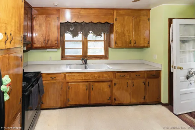 $600,000 | 32 Cedar Lane, Montville, CT 06382