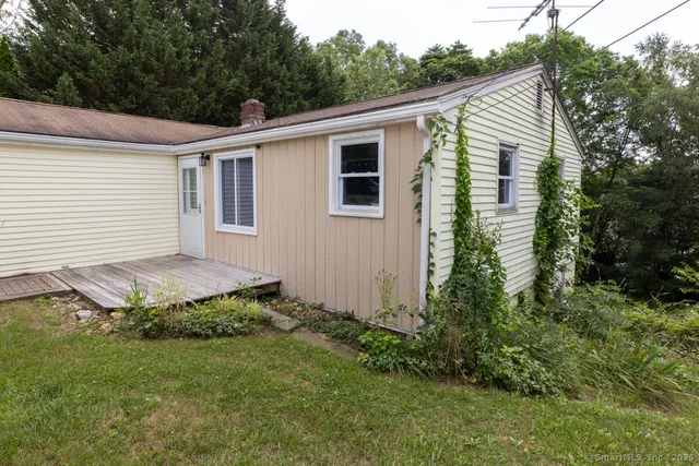 $600,000 | 32 Cedar Lane, Montville, CT 06382