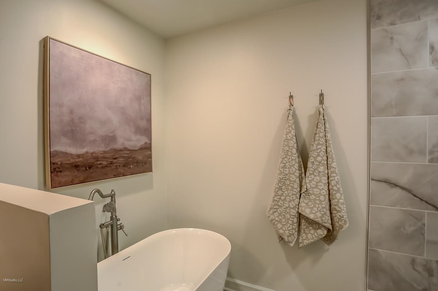 7578 Apple Valley Road Germantown, TN 38138 - Photo 10 of 22 Bathroom with a bathing tub