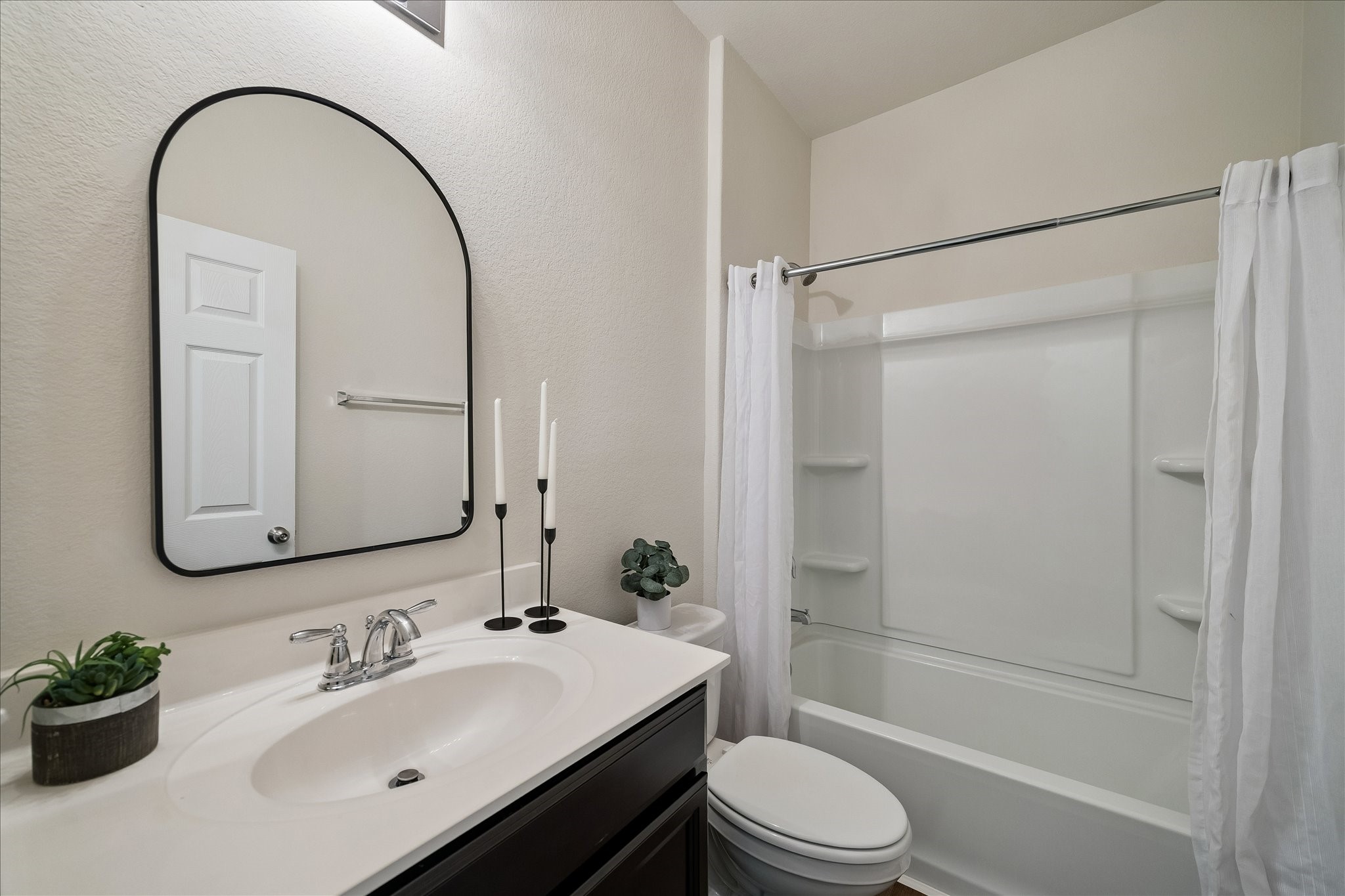 4275 Pine Still Road Conroe, TX 77304 - Photo 19 of 25 2nd full bathroom