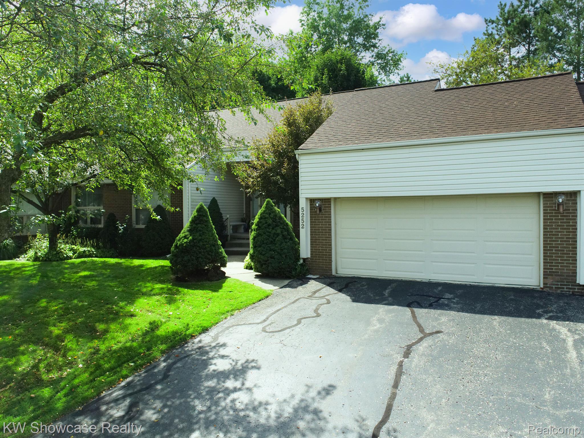 5252 Simpson Lake Road West Bloomfield, MI 48323 - Photo 6 of 55 Gallery Image 6