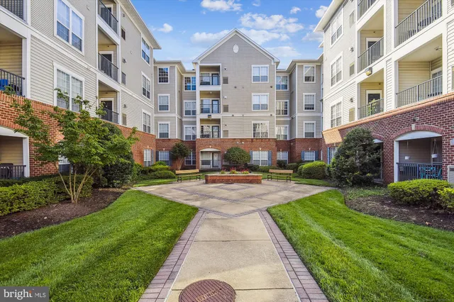 $2,000 | 4860 Eisenhower Avenue, Unit 297, Alexandria, VA 22304