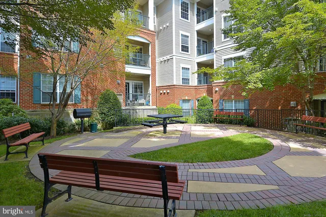 $2,000 | 4860 Eisenhower Avenue, Unit 297, Alexandria, VA 22304