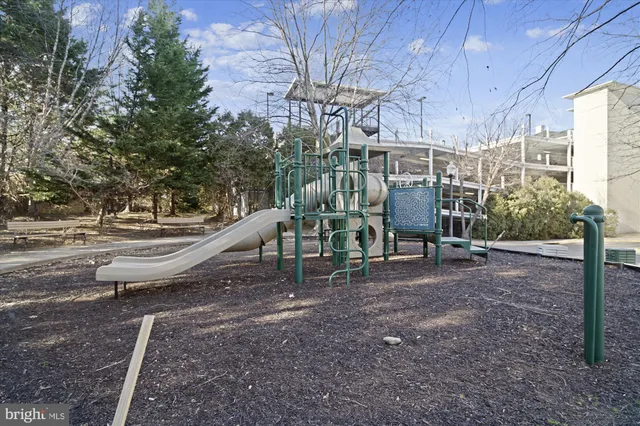 $2,000 | 4860 Eisenhower Avenue, Unit 297, Alexandria, VA 22304