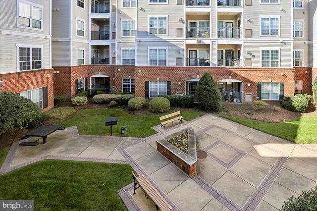 $2,000 | 4860 Eisenhower Avenue, Unit 297, Alexandria, VA 22304