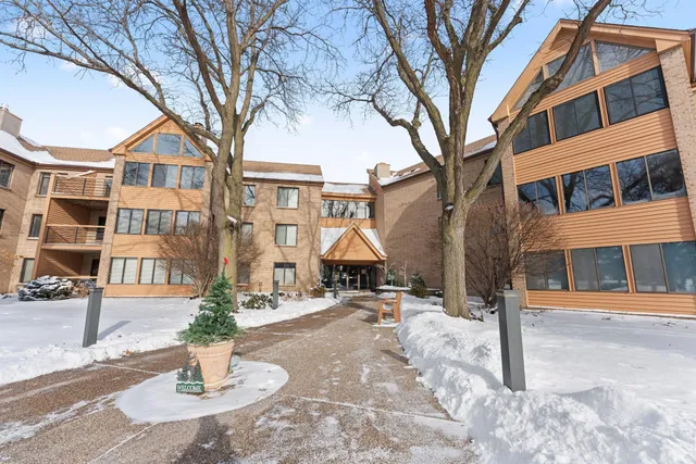 $369,900 | 6100 Auto Club Road, Unit 211, Bloomington, MN 55438