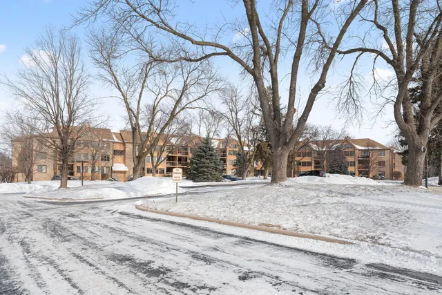 $369,900 | 6100 Auto Club Road, Unit 211, Bloomington, MN 55438