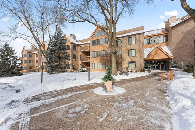 $369,900 | 6100 Auto Club Road, Unit 211, Bloomington, MN 55438