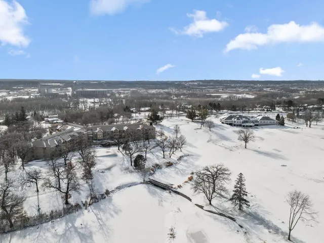 $369,900 | 6100 Auto Club Road, Unit 211, Bloomington, MN 55438