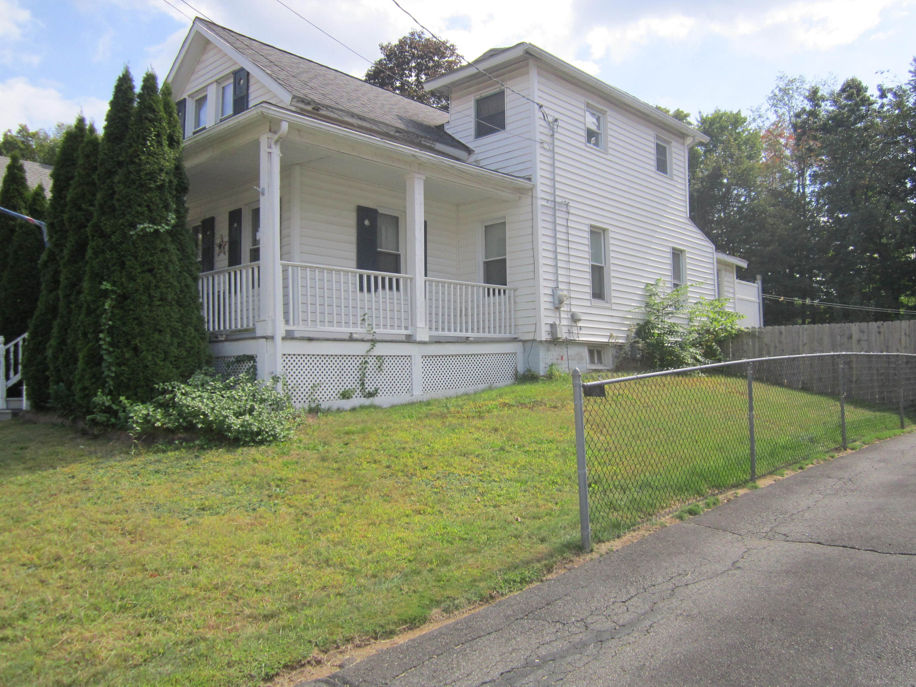 a view of a house with backyard and trees