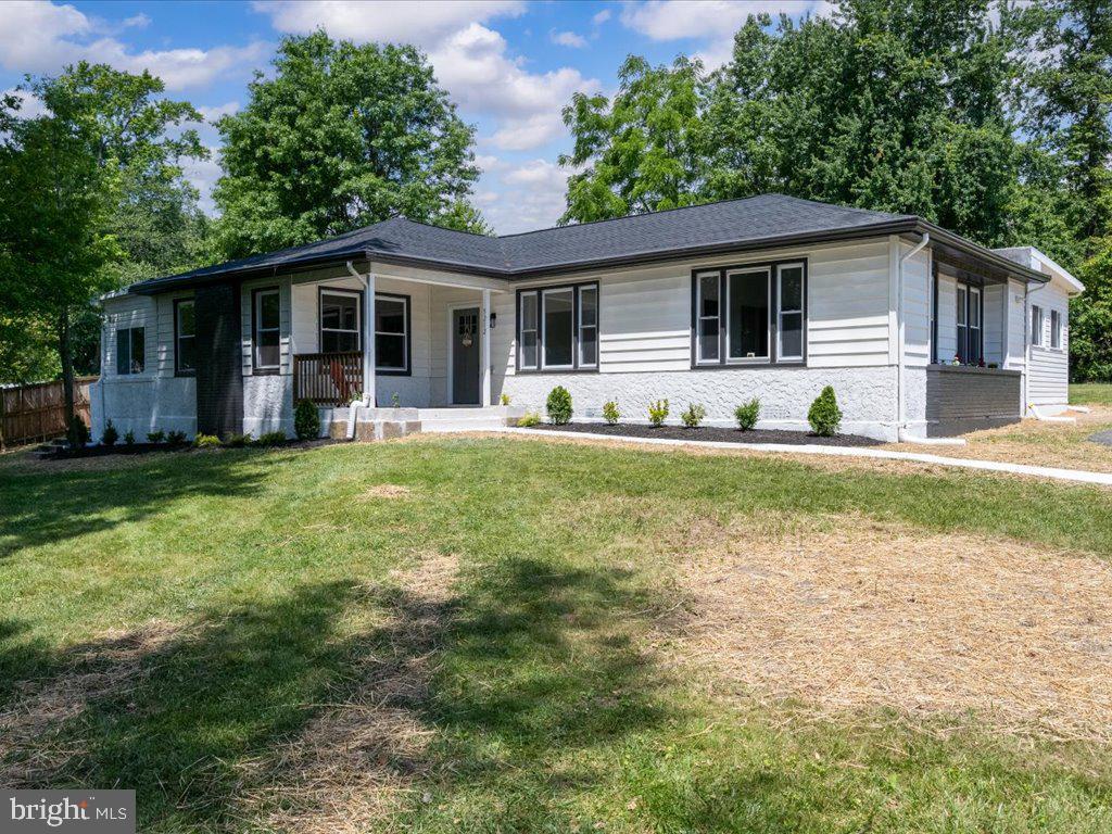 Wide front yard with Driveway for multiple vehicle