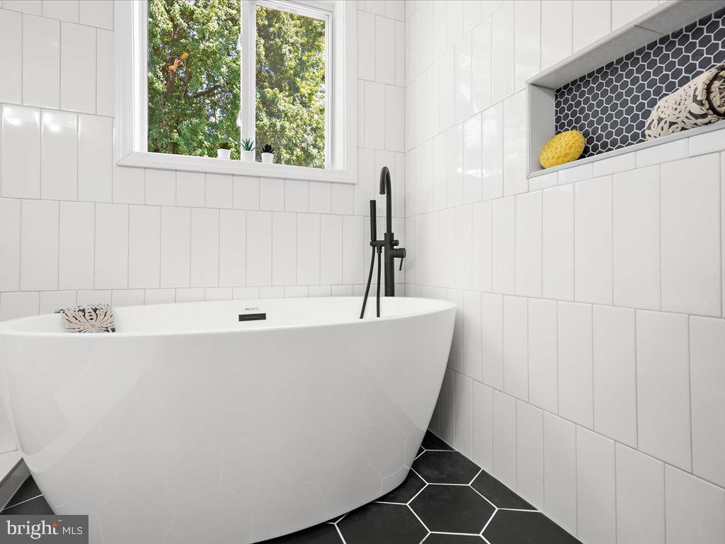 5212 Bush Street White Marsh, MD 21162 - Photo 23 of 49 Master Bath Soaking Tub