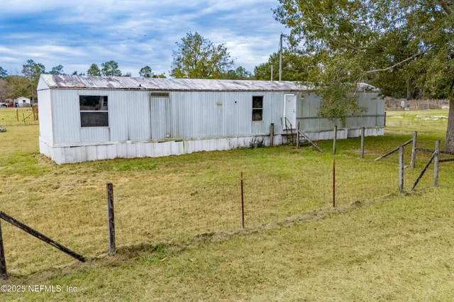 a view of a backyard