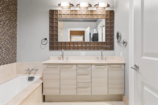 $9,500 | 10 East Delaware Place, Unit 27E, Chicago, IL 60611