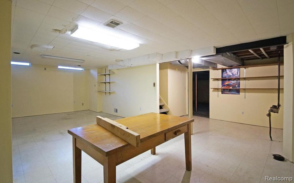 564 Roslyn Road Grosse Pointe, MI 48236 - Photo 17 of 22 17-photo-web-1024x640-60495.jpg