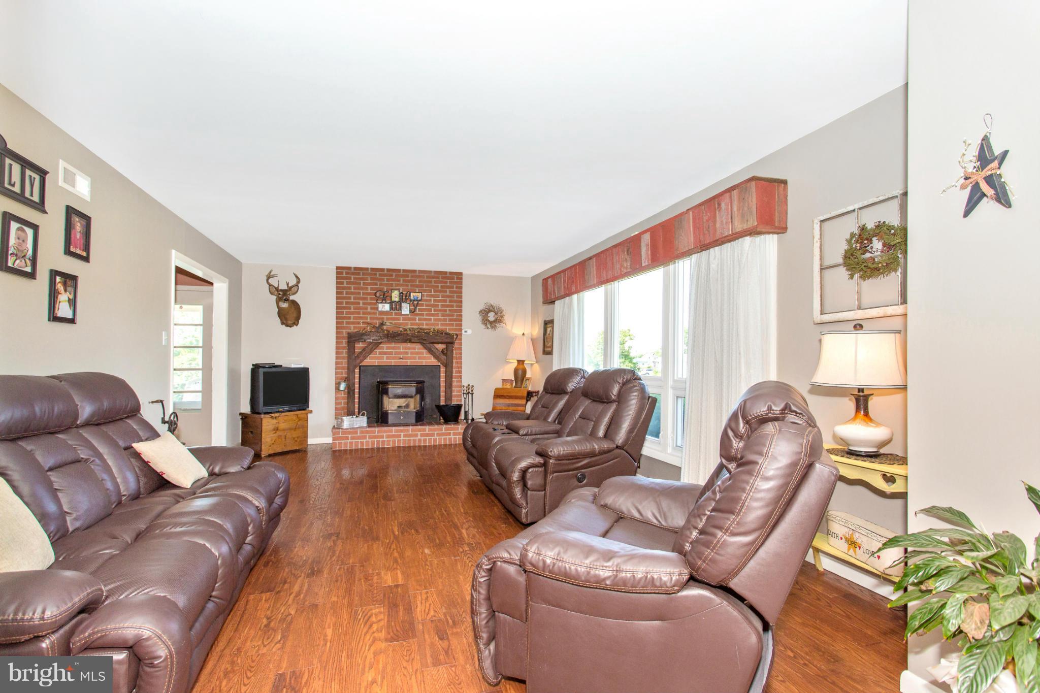 13015 Layman Road Thurmont, MD 21788 - Photo 12 of 30 Living Room