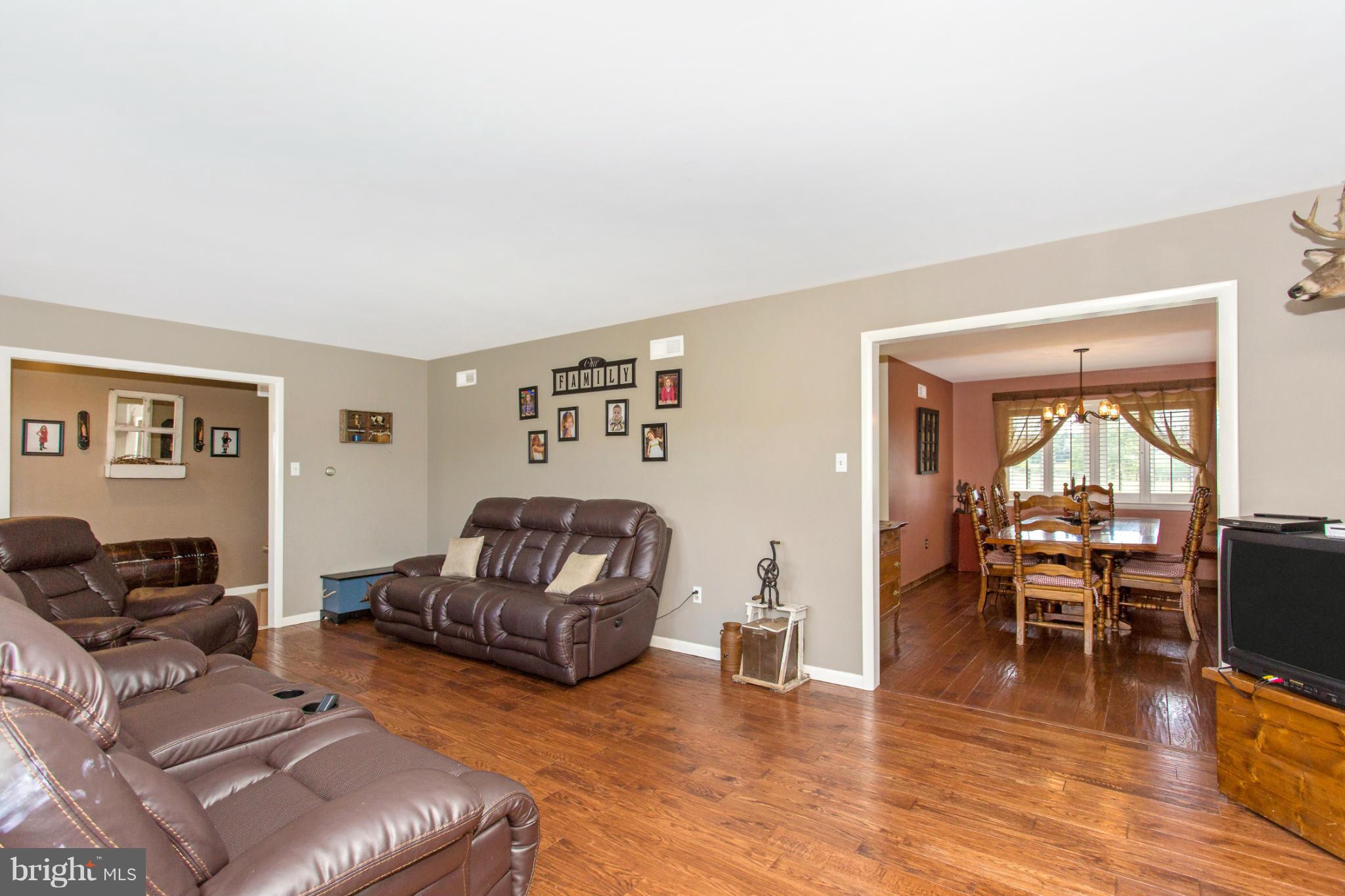 13015 Layman Road Thurmont, MD 21788 - Photo 14 of 30 Living Room
