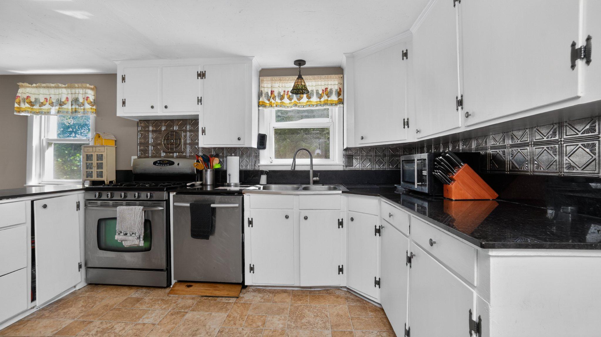 8042 Bobs Road Felton, PA 17322 - Photo 10 of 47 Kitchen