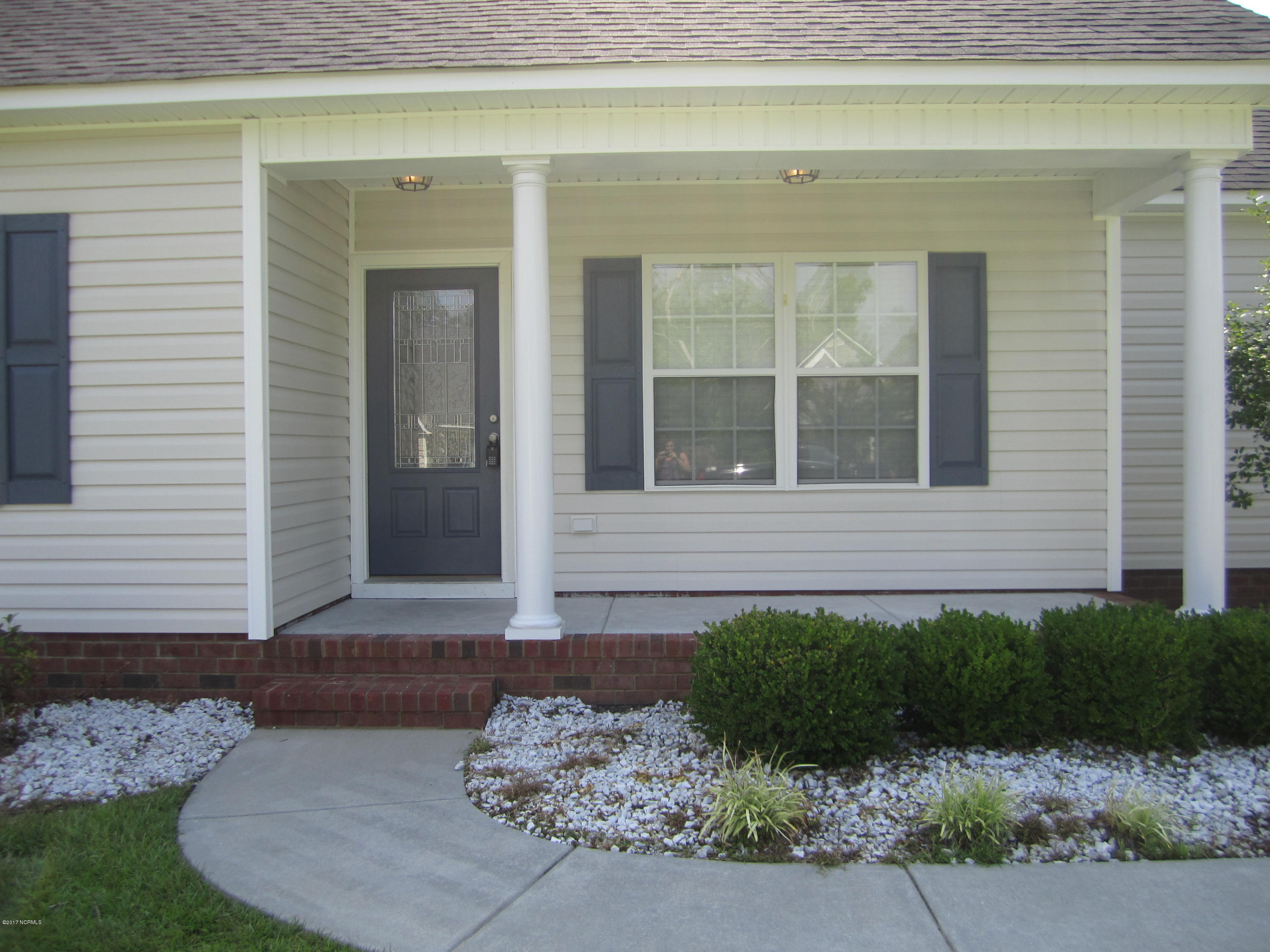428 Conner Grant Road New Bern, NC 28562 - Photo 2 of 30 Close up of front porch