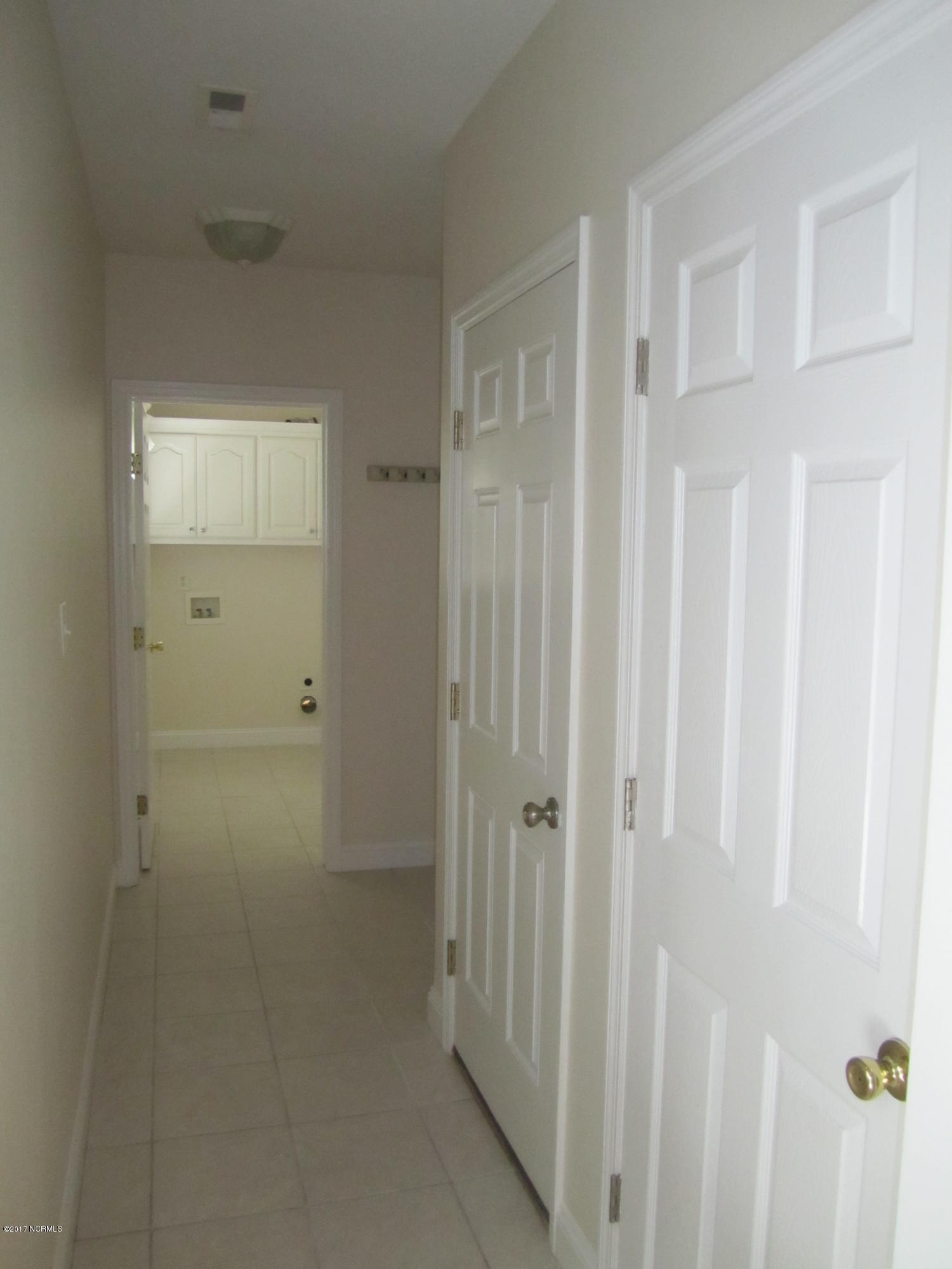 428 Conner Grant Road New Bern, NC 28562 - Photo 21 of 30 Hallway to laundry and garage
