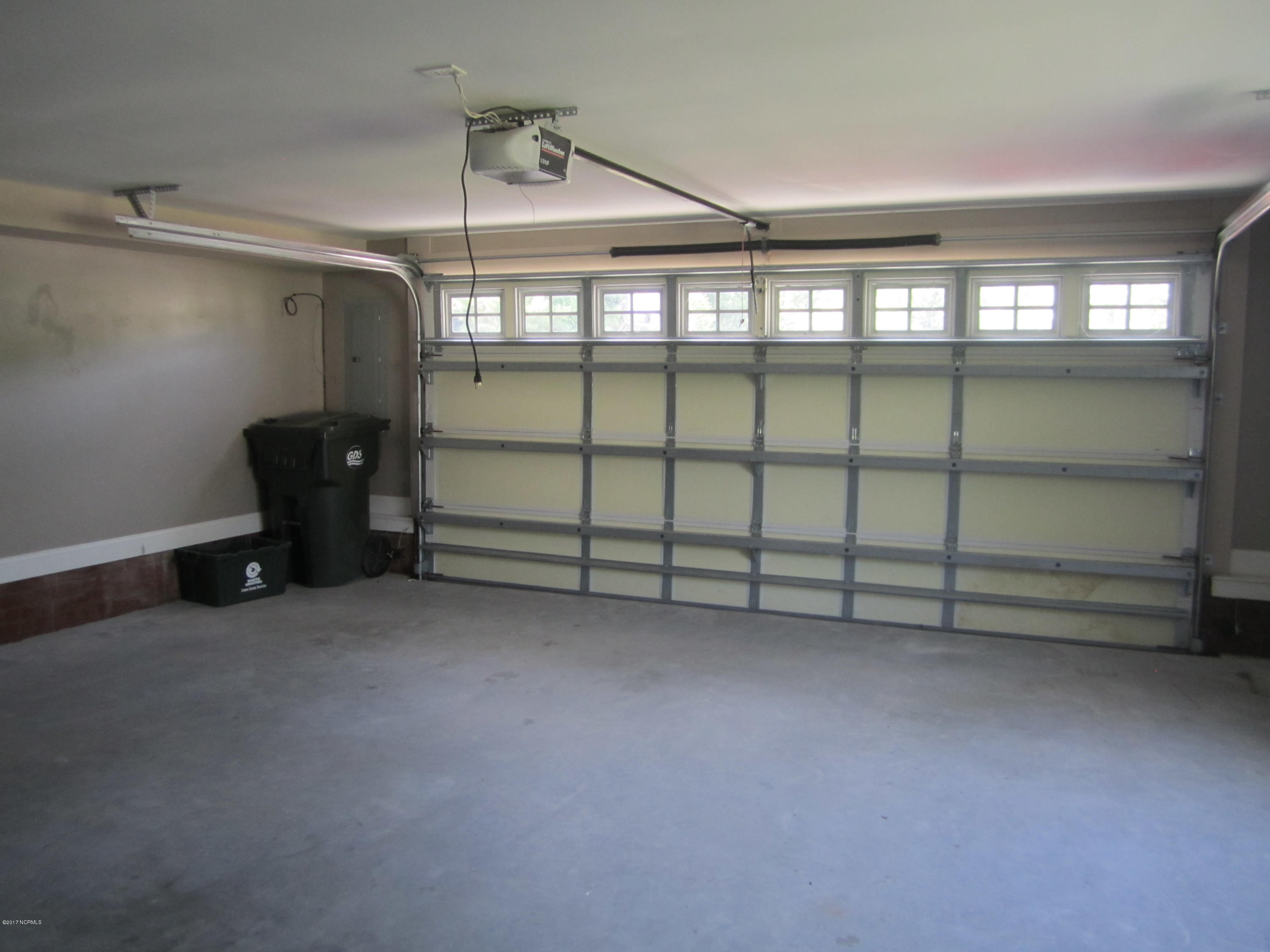 428 Conner Grant Road New Bern, NC 28562 - Photo 23 of 30 Garage