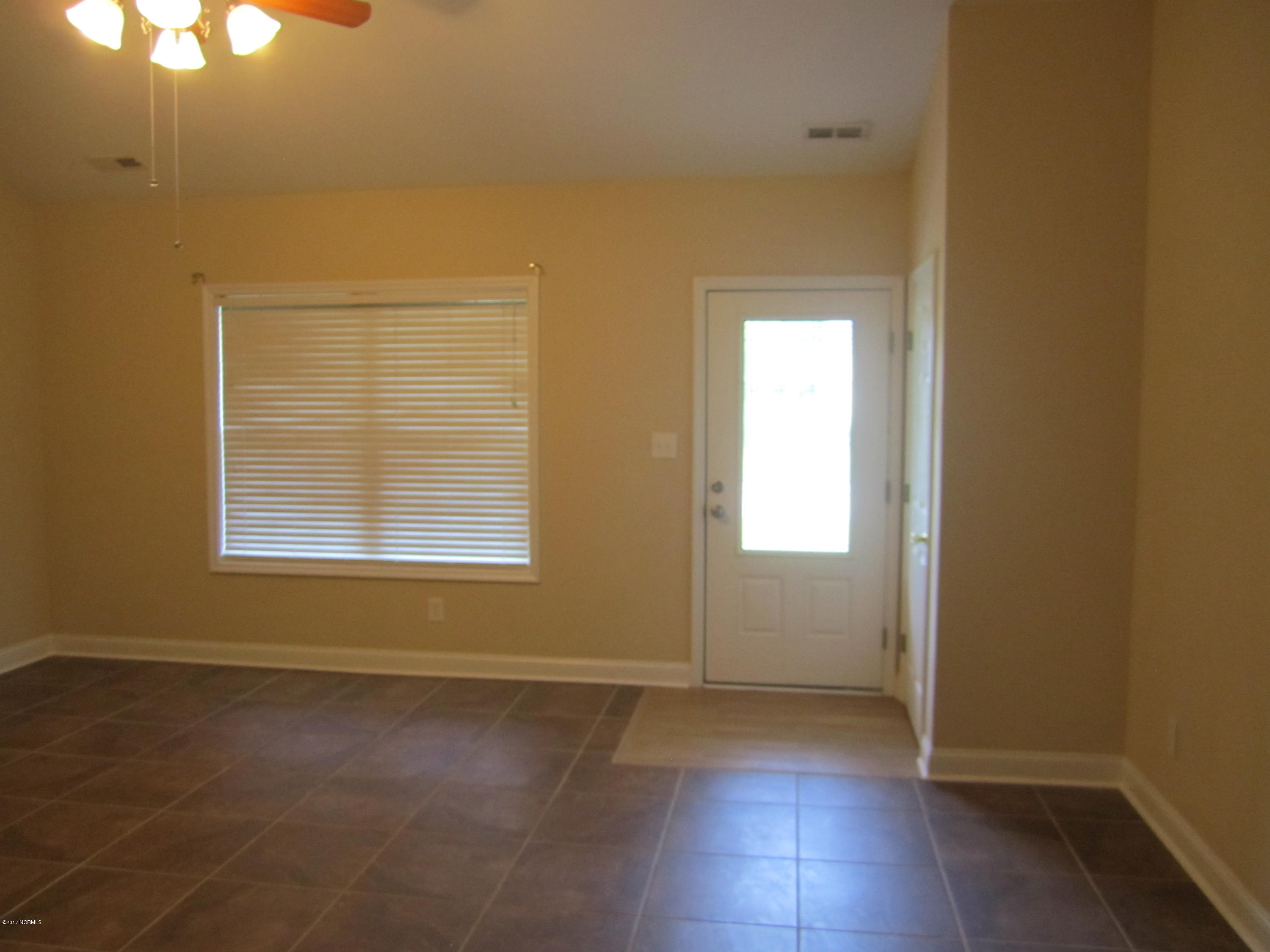 428 Conner Grant Road New Bern, NC 28562 - Photo 3 of 30 Entryway / Living Room