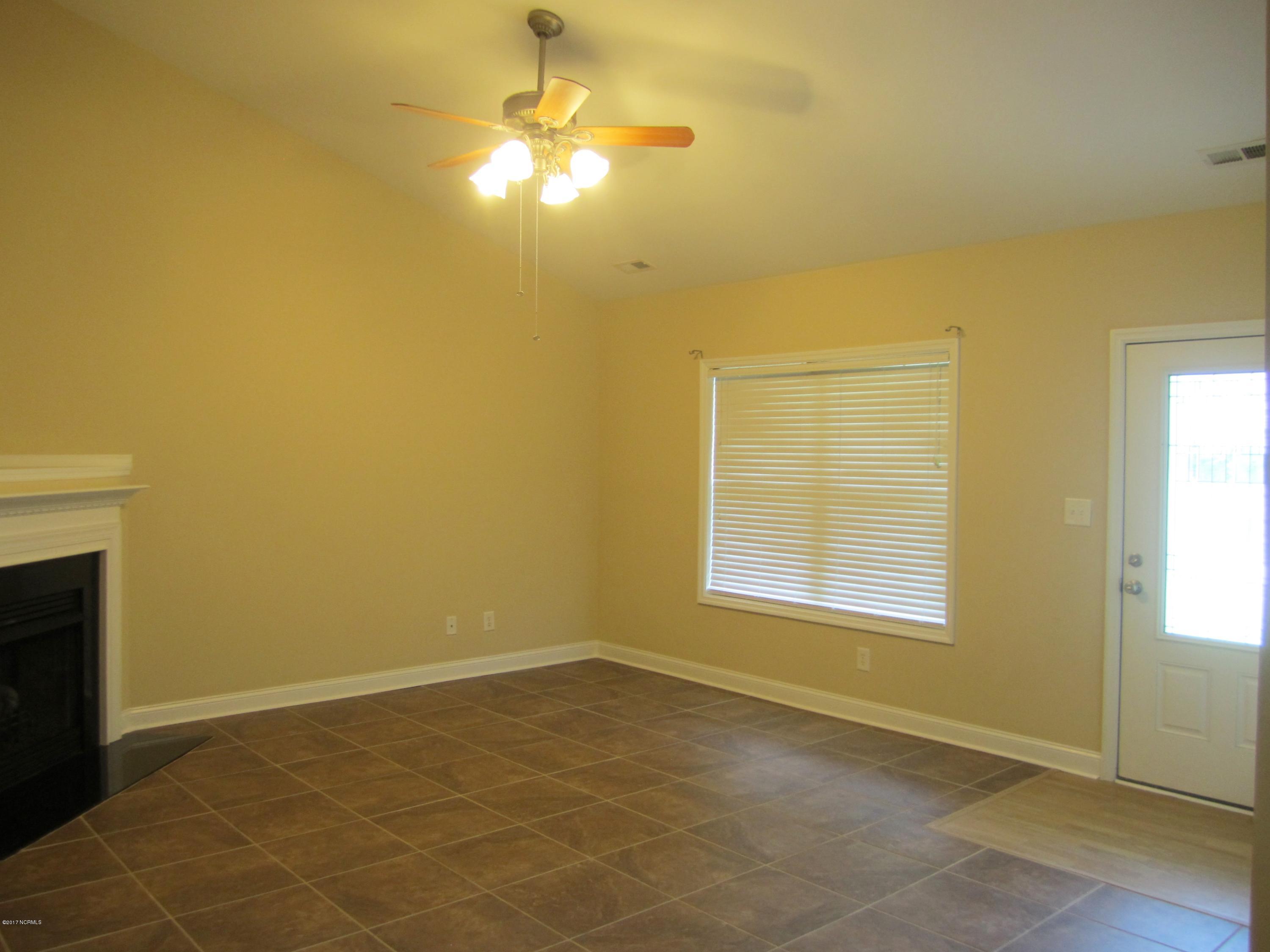 428 Conner Grant Road New Bern, NC 28562 - Photo 4 of 30 Living Room