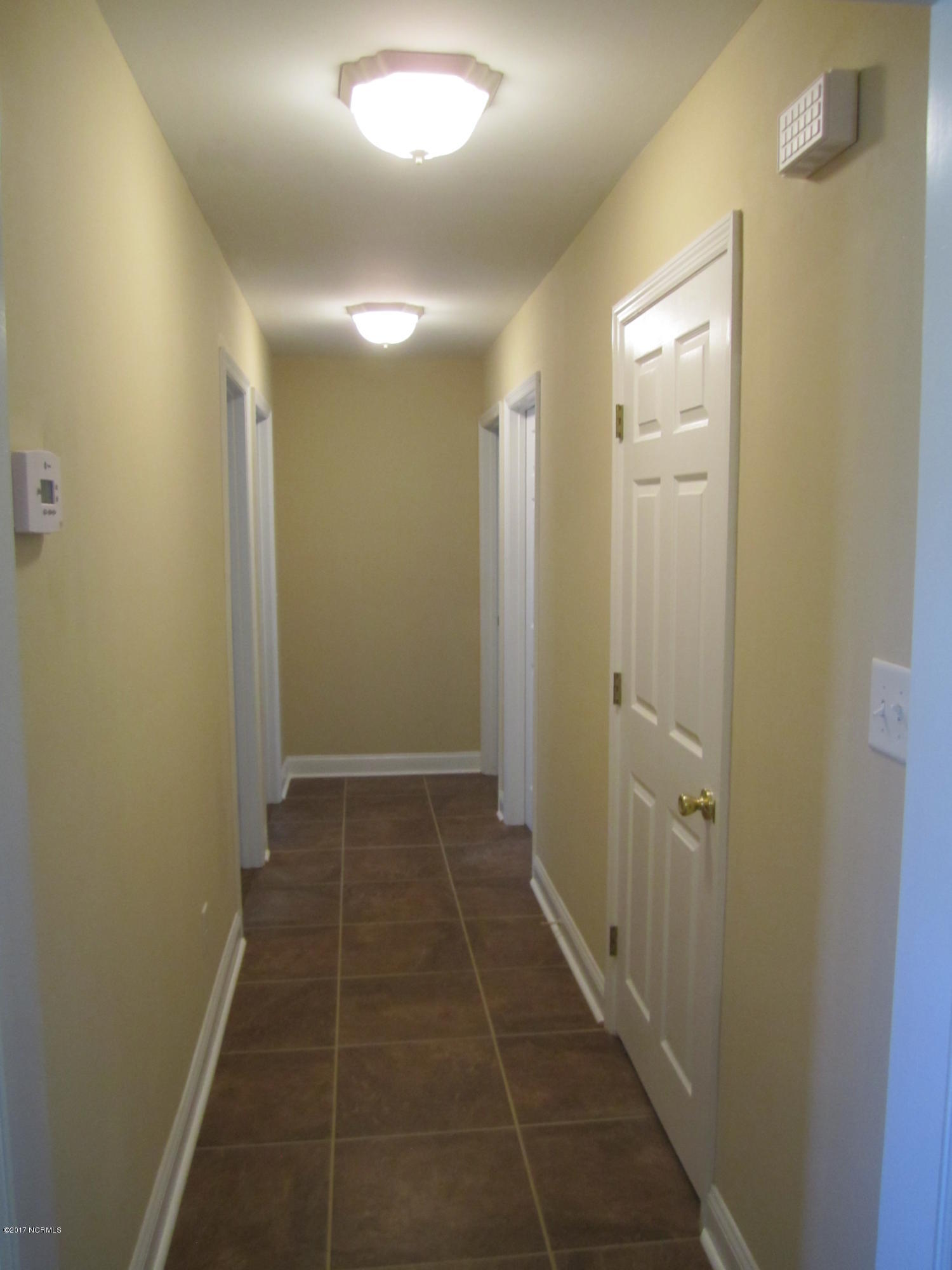 428 Conner Grant Road New Bern, NC 28562 - Photo 8 of 30 Hallway to bedrooms