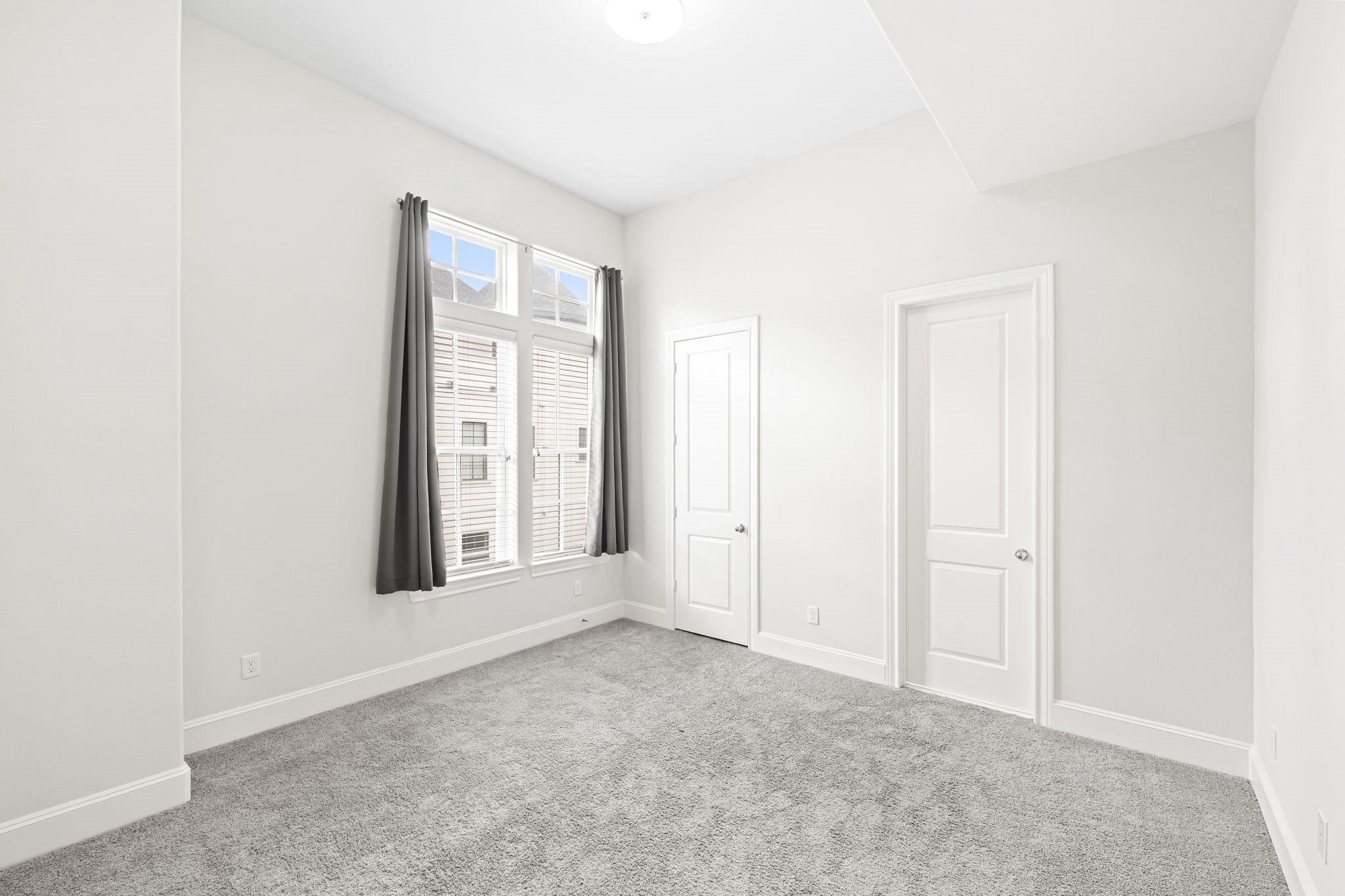5621 Cohn Meadow Lane Houston, TX 77007 - Photo 20 of 35 Spacious secondary bedroom