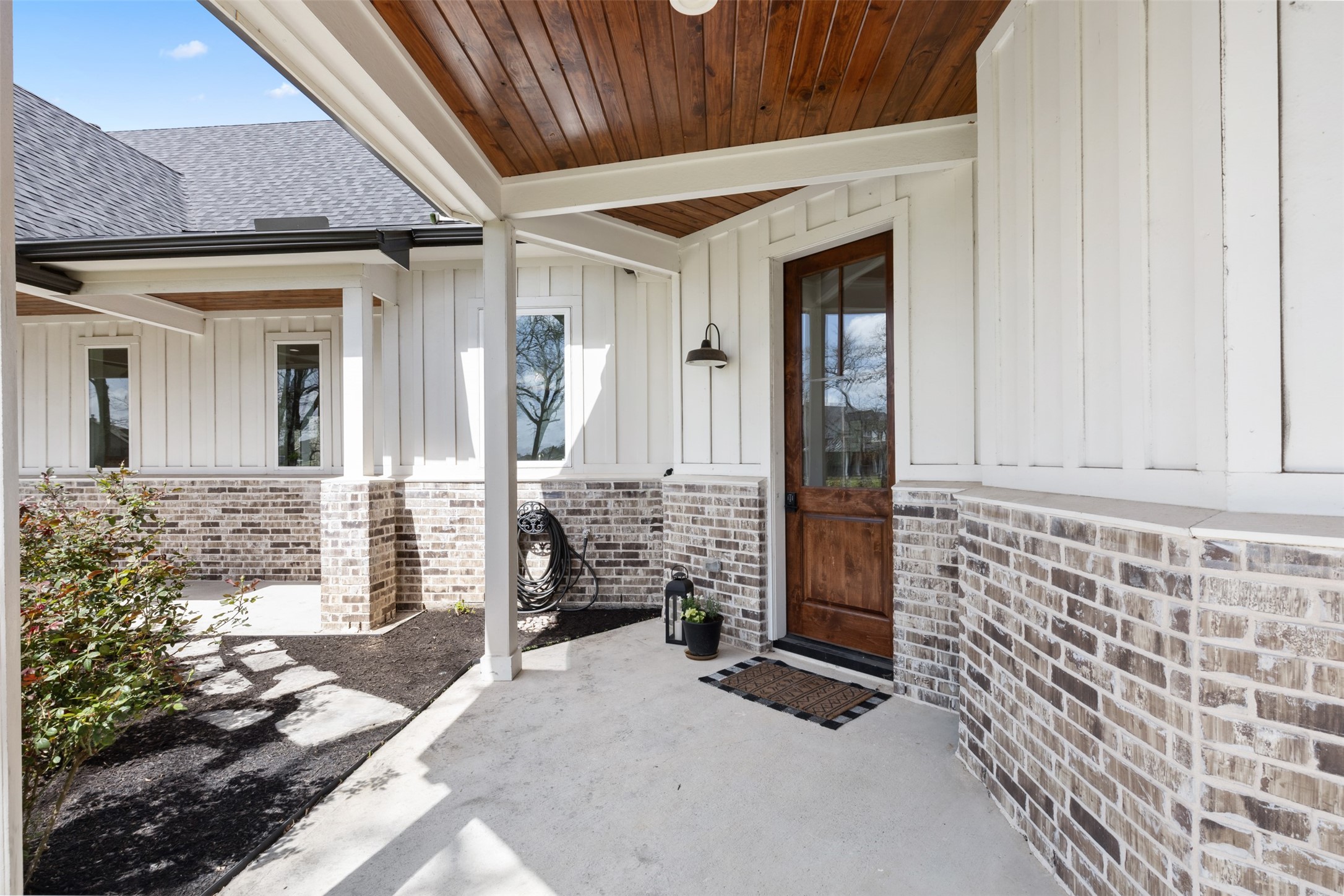 501 Wimberly Circle Hempstead, TX 77445 - Photo 4 of 45 a view of front door of house