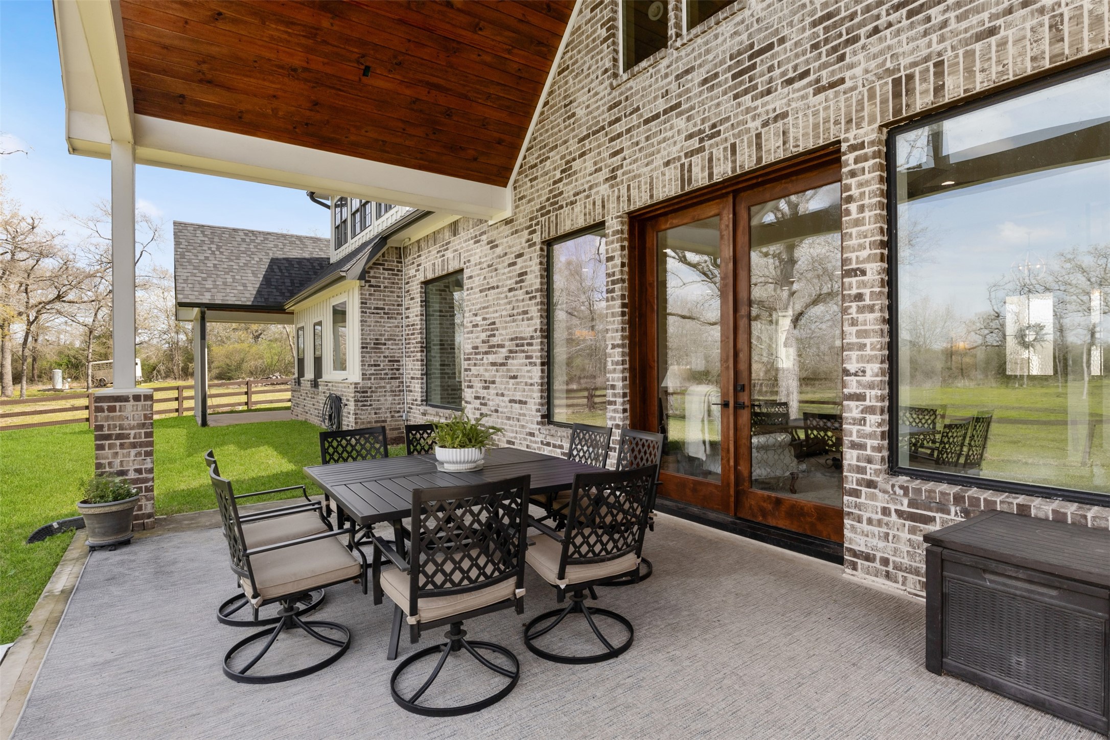 501 Wimberly Circle Hempstead, TX 77445 - Photo 41 of 45 a dining room with furniture and garden view