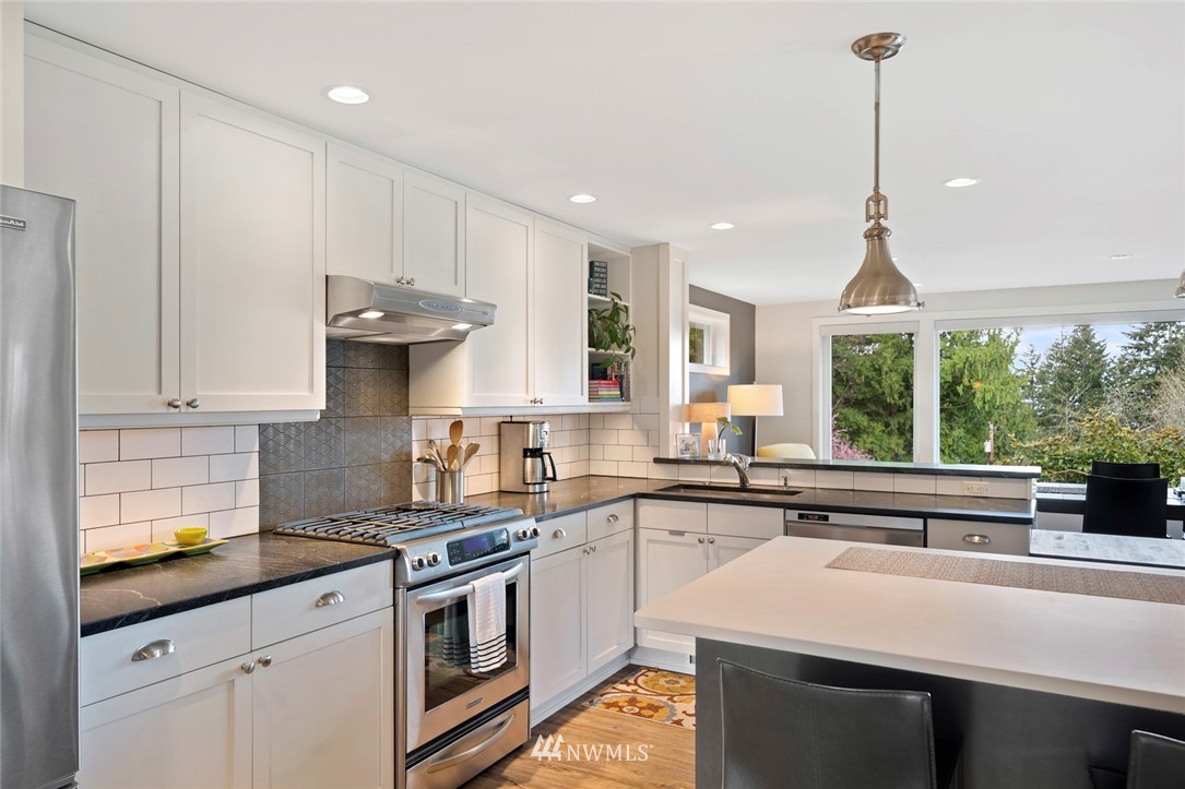 7305 Soundview Drive Edmonds, WA 98026 - Photo 4 of 25 Gallery Image 4