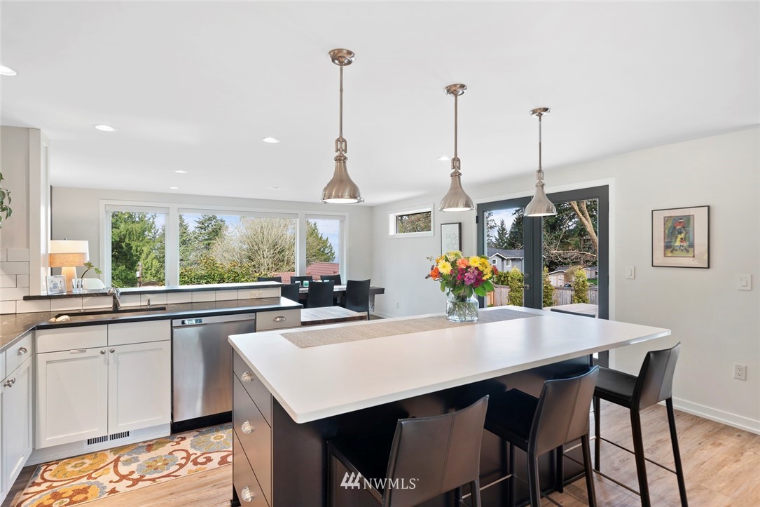 7305 Soundview Drive Edmonds, WA 98026 - Photo 5 of 25 Gallery Image 5