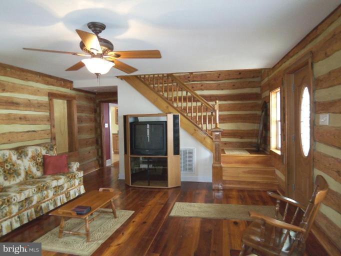 589 Bethel Road Strasburg, VA 22657 - Photo 11 of 26 Living Room