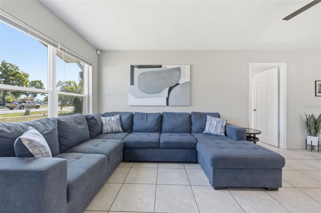 4533 Lakeshore Avenue Spring Hill, FL 34606 - Photo 6 of 60