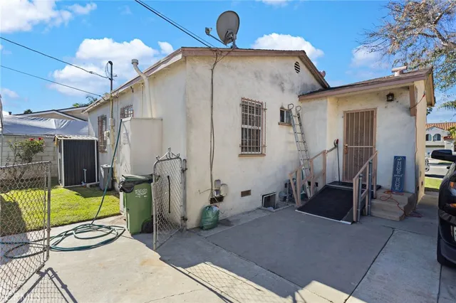 a view of a house with backyard and porch