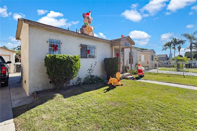 a view of multiple houses with a yard