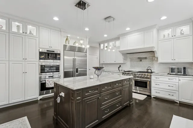 $7,500 | 9200 Falling Waters Drive West, Burr Ridge, IL 60527