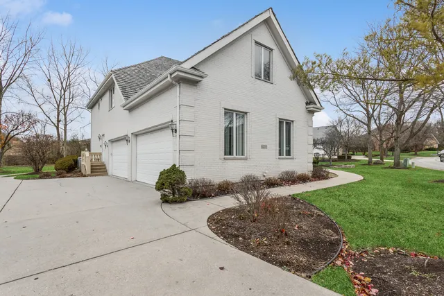$7,500 | 9200 Falling Waters Drive West, Burr Ridge, IL 60527