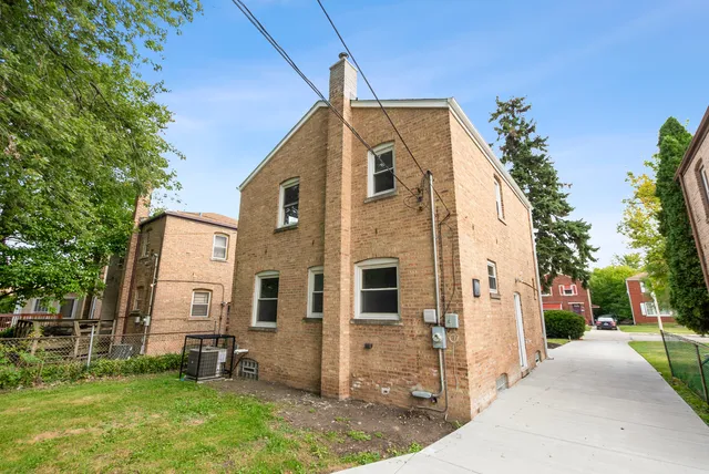 a view of a front of house with a yard