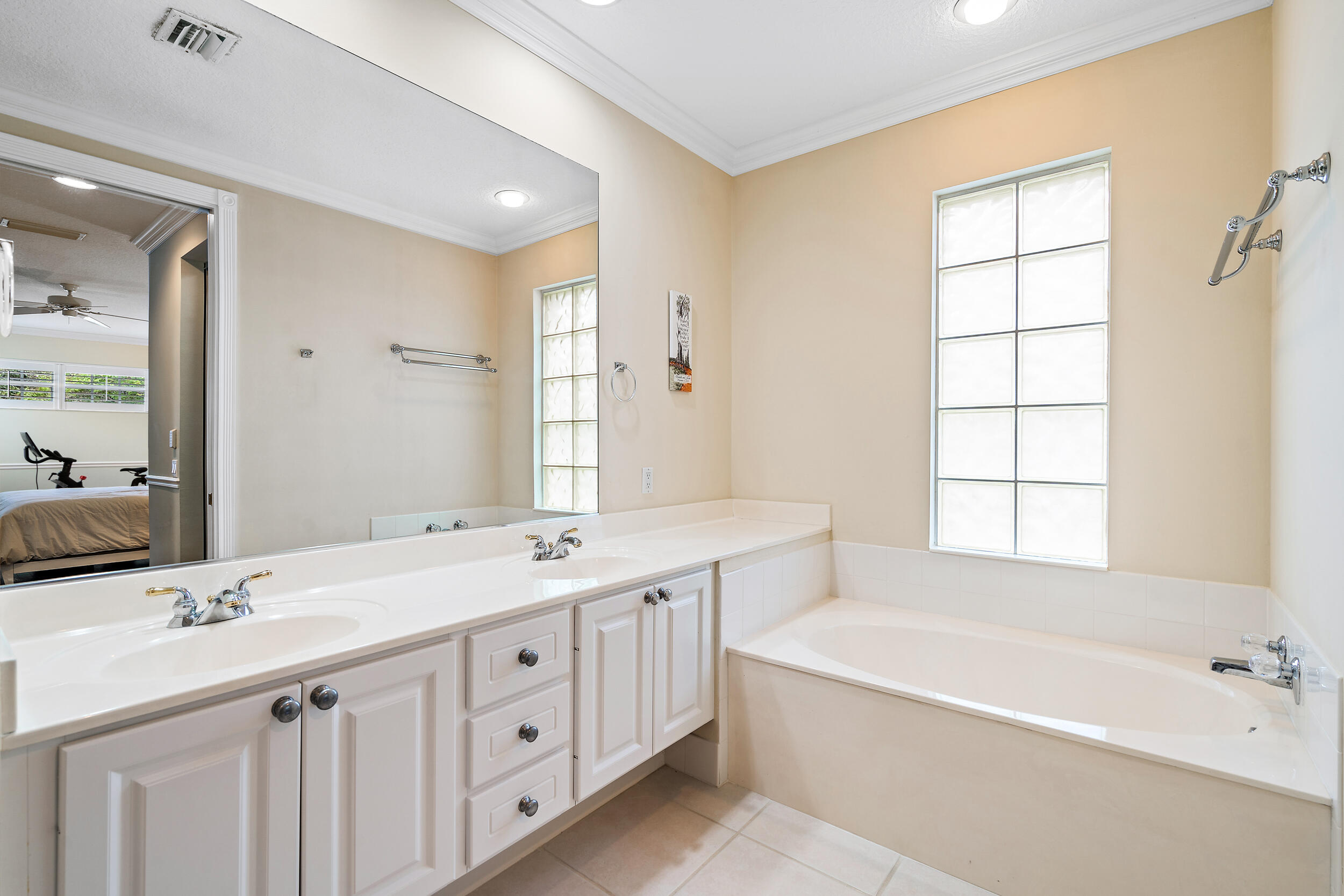 291 Barbados Drive Jupiter, FL 33458 - Photo 14 of 27 Primary Bathroom