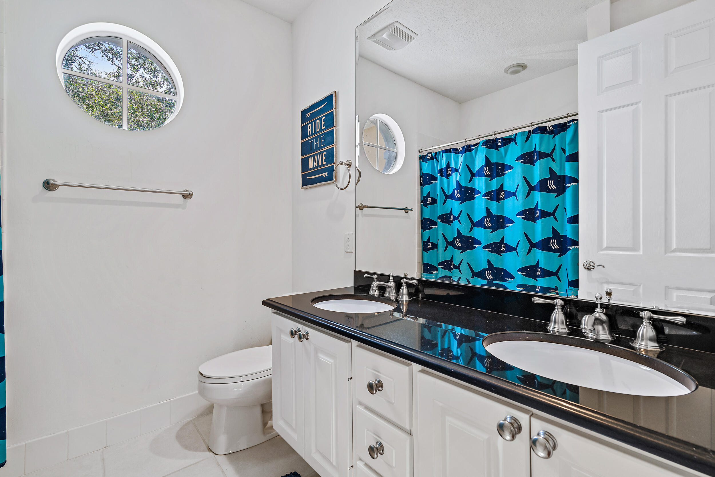 291 Barbados Drive Jupiter, FL 33458 - Photo 17 of 27 Bathroom 2