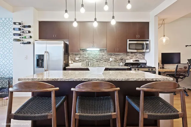 $2,800 | 437 West Division Street, Unit 806, Chicago, IL 60610