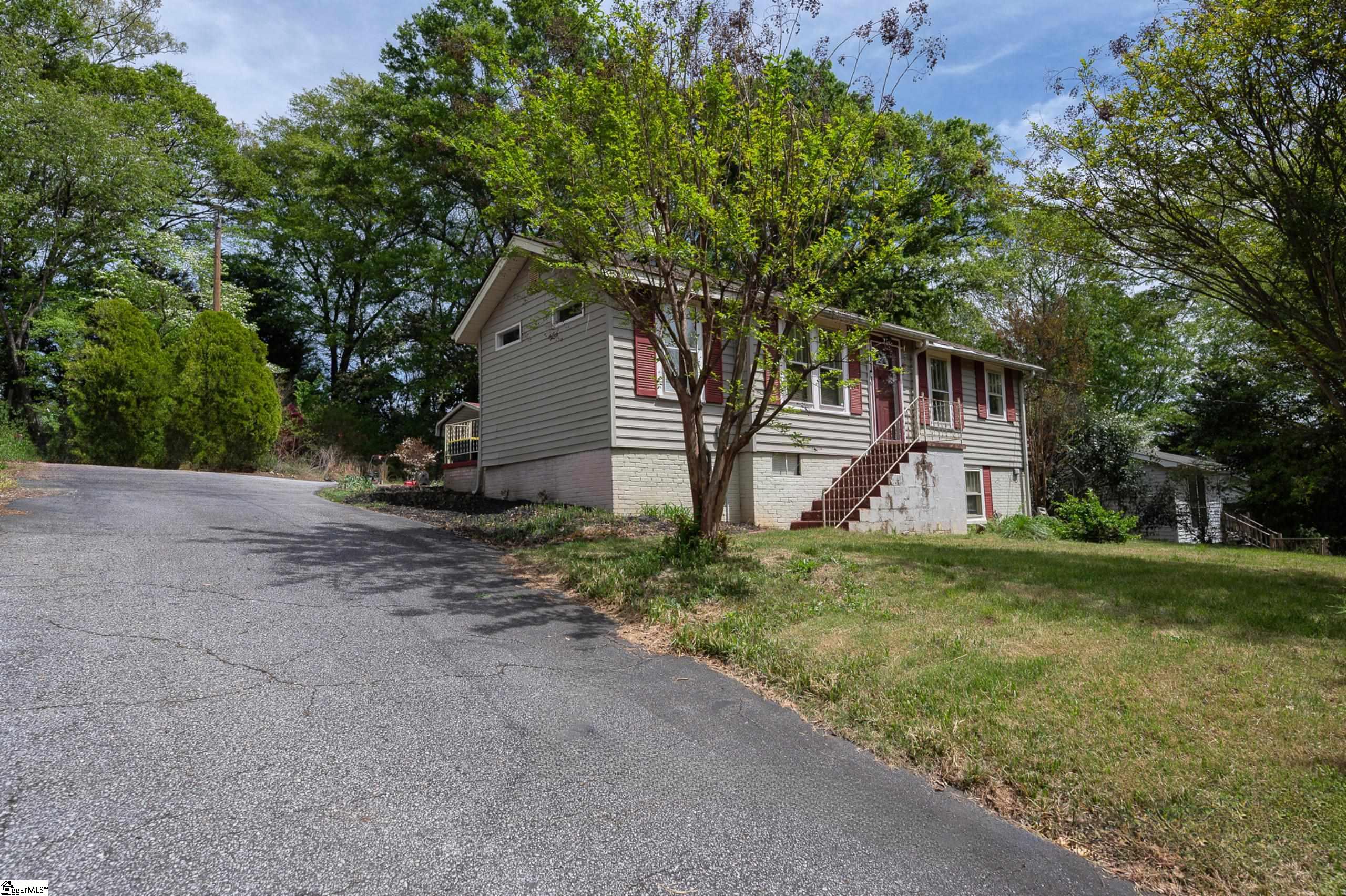 135 Keith Drive Greenville, SC 29607 - Photo 2 of 19