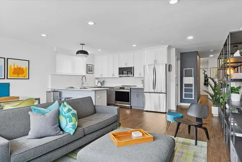 $300,000 | 2726 Central Street, Unit 2D, Evanston, IL 60201