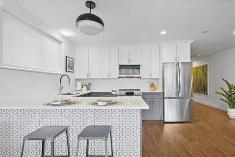 $300,000 | 2726 Central Street, Unit 2D, Evanston, IL 60201